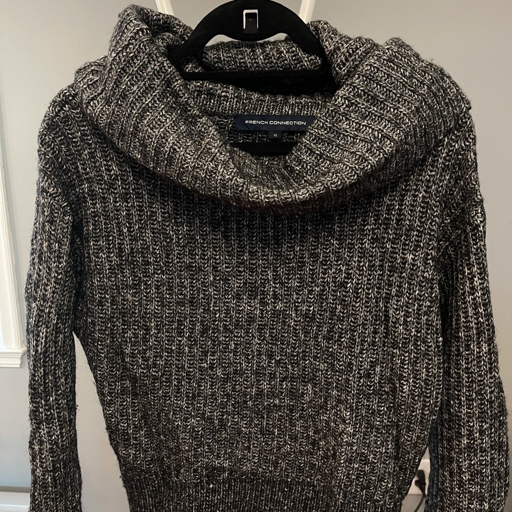 Chic Sweater with Adjustable turtleneck